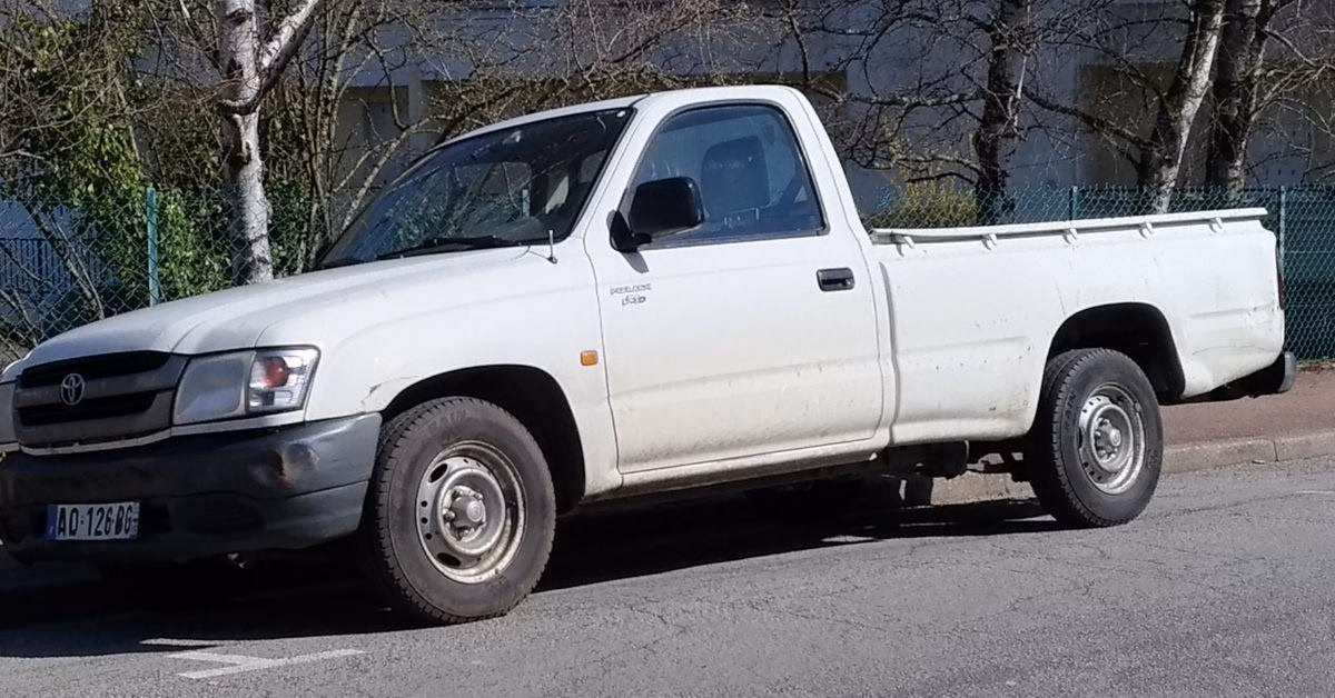 2003 Toyota Hilux 2.5 D-4D pickup with the 2KD-FTV engine
