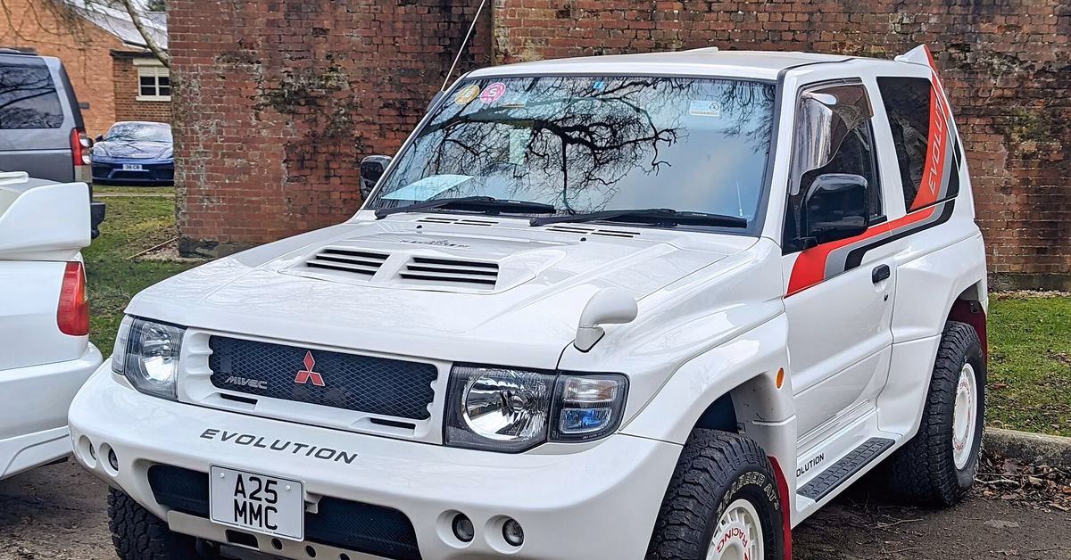 1997 Mitsubishi Pajero Evolution V55W in white with red graphics