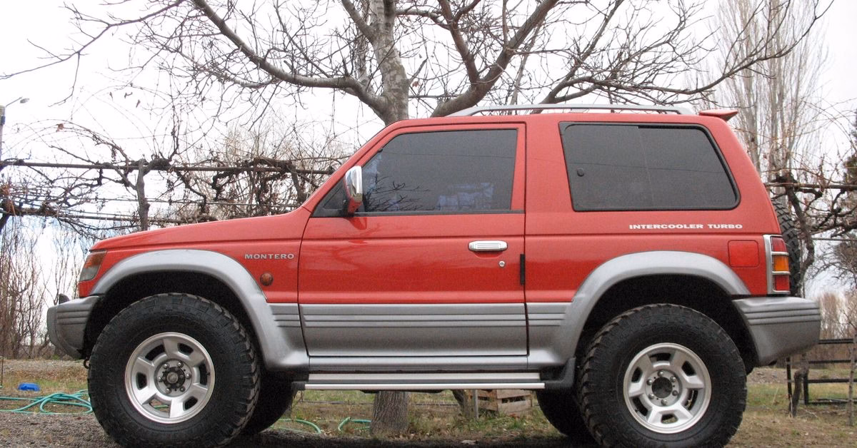 Second-generation Mitsubishi Pajero short wheelbase three-door in red and silver