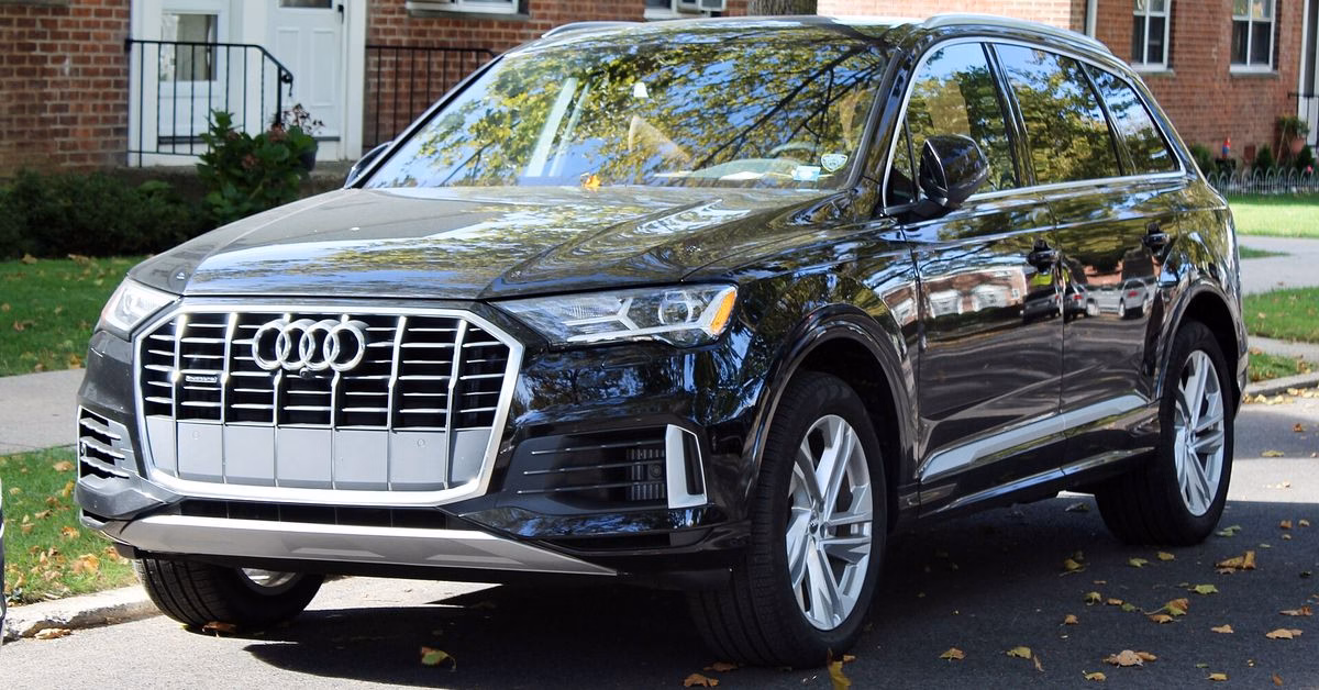 Black 2020 Audi Q7 4M facelift seen from the front