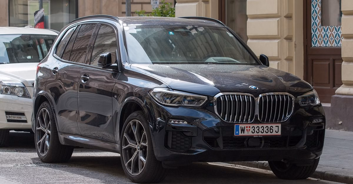 Dark BMW X5 G05 seen from the front