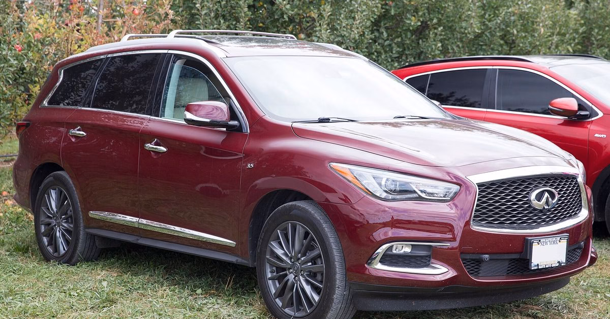 Deep Bordeaux 2017 Infiniti QX60 seen from the front right