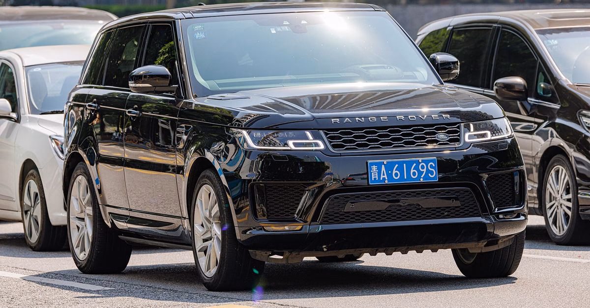Black Range Rover Sport L494 facelift seen from the front